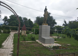 Снести рассыпающийся памятник Ленину предложил волгоградский активист