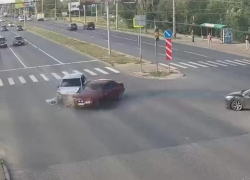 Жесткое столкновение двух легковушек в Волгограде попало на видео 