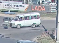 "Дамская машинка" перевернулась в ДТП с маршруткой в Волгограде: шок-видео 