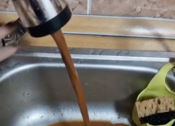 "Кофеек из-под крана": вода жуткого цвета полилась в 9-этажке на юге Волгограда 