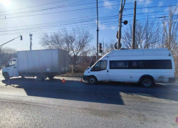 Ребенок пострадал в ДТП с маршруткой в Волгограде: видео 