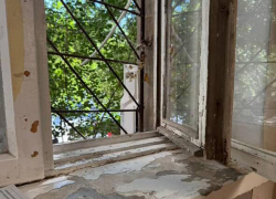 «Дефекты не влияют на качество медпомощи»: облздрав объяснился за пошарпанную поликлинику Волгограда 