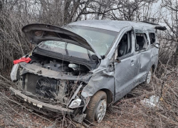 Микроавтобус с пассажирами разбился на трассе под Волгоградом, водитель погиб