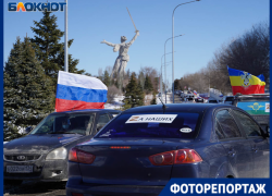 Сотни машин, флагов и огромная «Z» на набережной: в Волгограде прошел автопробег в поддержку российских военных
