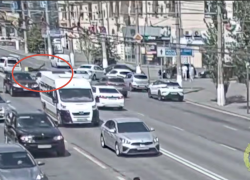 Таксист уберег от смерти доставщика в шок-ДТП в центре Волгограда 