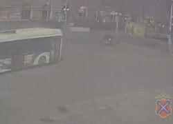 Наезд волгоградки 8 марта на гранитную тумбу на «проклятом» перекрестке попал на видео 