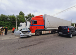 В Волгограде фура снесла легковушку: большегруз проехал на запрещающий сигнал светофора