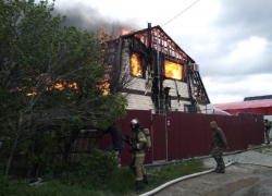 Крупный пожар в дачном поселке Волгограда сняли на видео