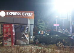 В Волгограде иномарка протаранила торговый павильон