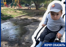 Мама волгоградца, получившего самый дорогой укол в мире, носит его на руках из-за затопленной фекалиями улицы