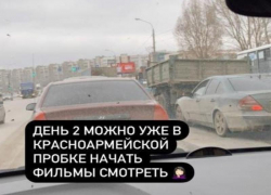 Волгоградцы показали на видео, как из-за ям простаивают в пробках на мосту в Красноармейском районе