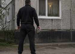 Волгоградец получил пять суток за оскорбление женщины и разбитое окно