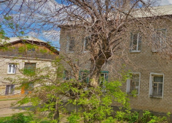 Две аварийных двухэтажки готовят к сносу в разных концах Волгограда