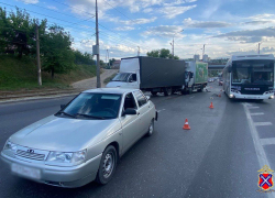 Волгоградец жёстко врезался в микроавтобус: четверо пострадали
