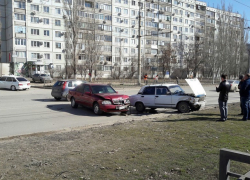 На западе Волгограда столкнулись «семерка» и Mercedes