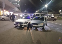 Белый Mercedes разбился напротив Речпорта в Волгограде