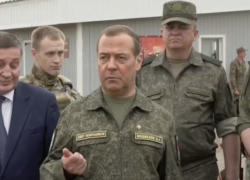 Истребить осиное гнездо украинского режима террористов призвал Дмитрий Медведев на полигоне в Волгограде