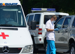 Водитель Skoda Octavia в Волгограде уходил от столкновения с легковушкой и сбил двух девушек на переходе