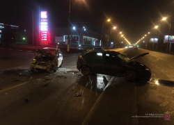 Водитель на Chery протаранил Daewoo в Волгограде: 9-летний  ребенок с мамой в больнице