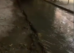 “Течет больше 5 часов, заливает подвалы»: коммунальная авария на севере Волгограда попала на видео