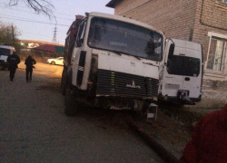 Пьяный волгоградец на отцовском грузовике протаранил два дома и газовую трубу: видео с допроса