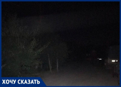 На улице в Волгограде власти более 20 лет не могут установить освещение