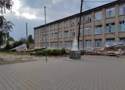 Сильный шторм сорвал крышу школы в Волгоградской области