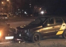 Водитель «Яндекс. Такси» протаранил Mitsubishi Lancer в Волгограде: 10-летняя девочка в больнице