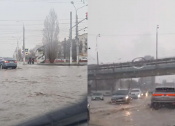 Волгоград плывет в 10-балльные пробки - видео мощного потопа 