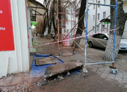 Подробности и фото с места ЧП, где во время капремонта балкон рухнул на мужчину в Волгограде