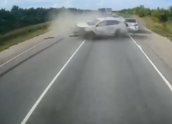 Внедорожник ушел в занос: шок-видео массового ДТП на волгоградской трассе с погибшей девочкой