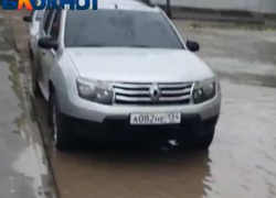 Дети обходят, машины плывут: дорогу к волгоградской гимназии залило после дождя 