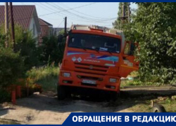 Мусоровоз провалился в незаделанную яму в Волгограде