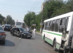 "Лада" протаранила пассажирский автобус на севере Волгограда