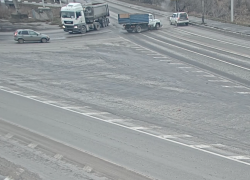 В Волгограде легковушку снес самосвал: ДТП попало на видео