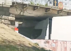 В Волгограде фура впечаталась в мост