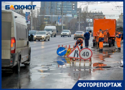 Ремонт ям в лужах на Астраханском мосту в объективе фотографа