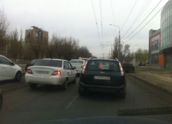 Проспект Жукова в Волгограде встал в пробку из-за ДТП