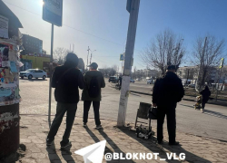 Горящая мусорка и вонючие люди: волгоградцы объявили войну курильщикам