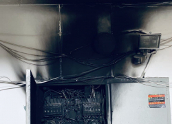 «Тряхнуло весь дом»: в волгоградской девятиэтажке протечка привела к взрыву электрощитка