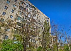 Тело подростка нашли под окнами многоэтажки под Волгоградом 