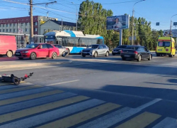 Зумер на Opel задавил электросамокатиста у Мамаева кургана 