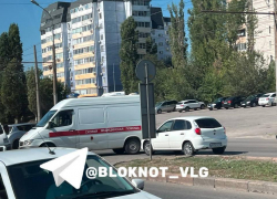 Легковушка влетела в скорую помощь в Волгограде 