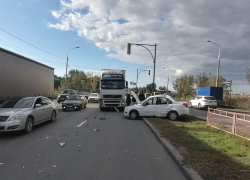 Фура расквасила иномарку в Волгограде: последствия сняли на видео