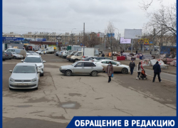Наглого автохама, припарковавшегося посередине проезда у Тракторного рынка, сняли в Волгограде