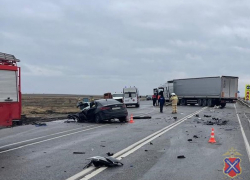 Фура разорвала иномарку с молодыми ребятами внутри: один погиб, второй в реанимации под Волгоградом