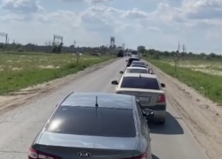 "Два часа на жаре стоим с ребёнком": видео из огромной пробки под Волгоградом