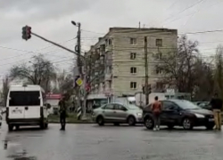 Маршрутка и легковушка столкнулись в Волгограде в утренний час пик: видео