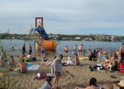 Мужчина погиб после падения с конструкции для детской горки на пляже в Камышине