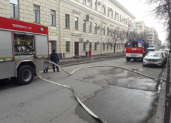 В Волгограде загорелось здание у обладминистрации